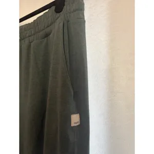 Vuori Performance Jogger In green Size Medium thumbnail 3