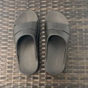 Oofos sandals, women’s size 8 Black thumbnail 4