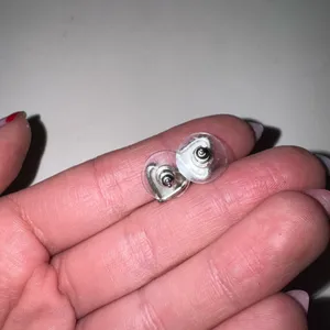 Kendra Scott Heart Stud Earrings thumbnail 3