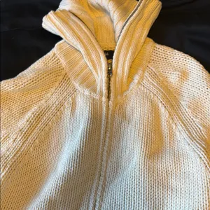 Abercrombie & Fitch Cream Sweater thumbnail 4