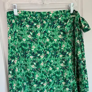 Lulus Green Floral Wrap Skirt Ruffle‎ High-Low Midi DE287B Womens Medium thumbnail 4
