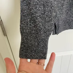 NWOT | Old Navy women’s gray‎ knit long sleeve top — small thumbnail 2