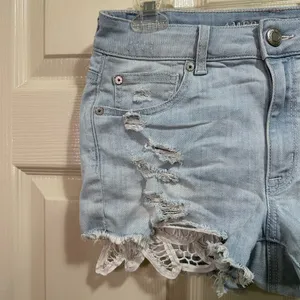 American Eagle Stretch High Rise Shortie Denim Jean Shorts 6 Light Wash Crochet thumbnail 2