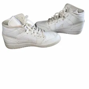 Nike White Mid-Top Leather Sneakers thumbnail 4