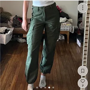 Artizia TNA green cargo pants • Size 4 thumbnail 5