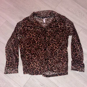 Chic Leopard Print Pajama Top Brown Size L thumbnail 1