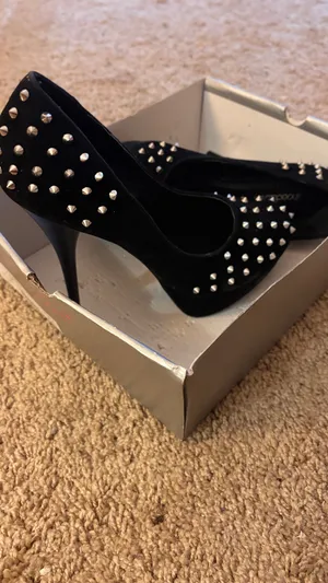 Spiked black pumps Size 9 thumbnail 2