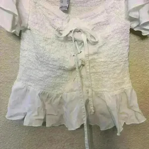 White Revamped top sz M cropped smocked puff sleeve tie front pirate Halloween thumbnail 4