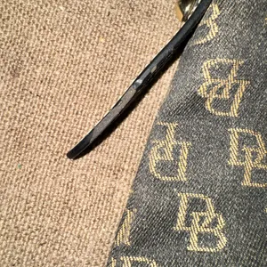 Dooney & Bourke Y2K Black and Tan Monogram Shoulder Bag thumbnail 16