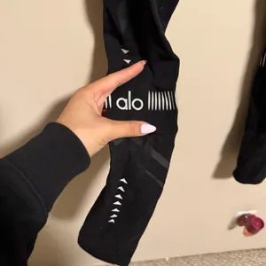 ALO YOGA Airbrush Legging in Black Chakra- Size Small thumbnail 4
