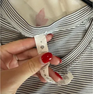 Black and white strip Lululemon swiftly tech thumbnail 2