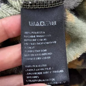 Y2K Urban Outfitters Camo Fuzzy Crop Pullover Womens Jacket Sz S Grunge Indie thumbnail 10