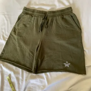No Boundaries Olive Green Star Logo women’s Shorts size L thumbnail 1