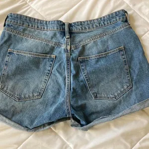 H&M Regular Waist Shorts thumbnail 3