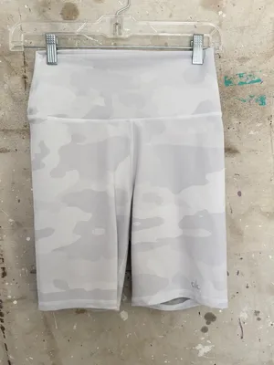 Alo 8" High-Waist Vapor Short in White Camouflage thumbnail 2