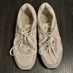 Nike Venture Runner Women’s Shoes VTG 80s 90s Running Off White Coral thumbnail 4