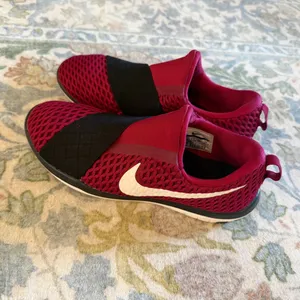 Women’s Size 7 Red Nikes thumbnail 3