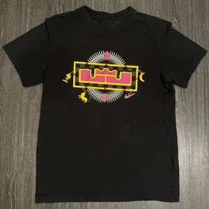 Lebron Nike Shirt ✦ Open To All Offers ✦ Bundle Measurements: Used Excellent Condition. No Flaw Mens Nike Athletic Dri Fit Lebron Basketball Gear Short Sleeve Small Athletic Fit. Excellent For Casual & Active Wear. Lebron Logo Front Side. Dri Fit Strong Light Durable Fabrics. ——— TAGS ——— #Basketball #Lebron #Athletic #Nike #Football thumbnail 2