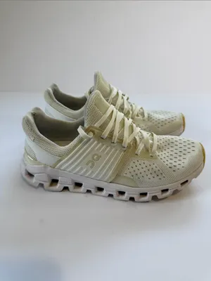 On Running Women's Sneakers in Cream thumbnail 4