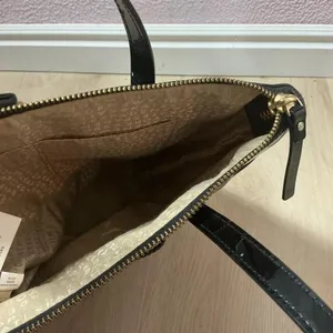 Kate Spade Jeralyn Camellia Street Black Patent Leather Circle Embossed Tote Bag thumbnail 6