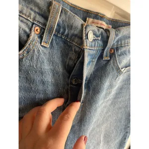 Levi's Premium Wedgie Straight Ankle Women's‎ Light Wash Jeans Sz 29x28 thumbnail 4