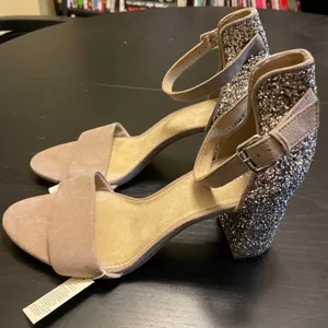 NWT Old Navy Faux Suede Glitter Block Heel Sandals - Women Size 10 - Beige thumbnail 2