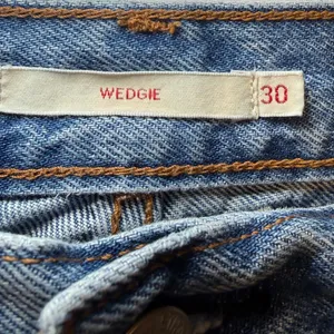 Levis Wedgie Straight Jeans‎ Womens 30 Blue High Rise Button Fly Raw Hem Denim thumbnail 2