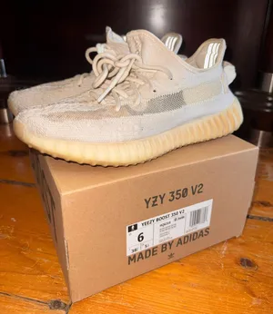 YEEZY BOOST 350 V2 BONE thumbnail 1