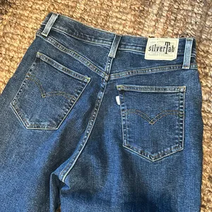 Levis Silvertab High Waisted Mom Jeans Tapered Women’s Size 29 Medium Wash thumbnail 13