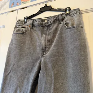 Abercrombie Grey 90s Straight Ultra High Rise Jeans Size 31 or 12 Short thumbnail 4