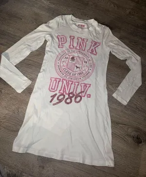 VNTG Victoria’s Secret PINK UNIV 1986 Long sleeve nightie Small thumbnail 1
