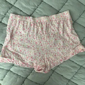 Victoria Secret Pink Floral Pajama Shorts Large thumbnail 3