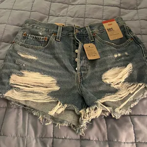 Levi's 501 Womens Denim Shorts NWT Size 30 thumbnail 1