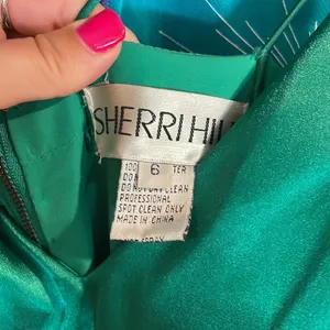 Sherri hill 52119 emerald green gown thumbnail 7