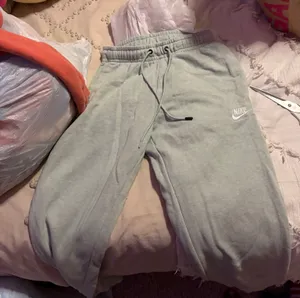 Nike meant green sweatpants  thumbnail 1