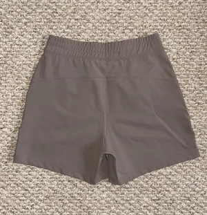 Aritzia The Group by Babaton Weekender Short deep taupe thumbnail 3