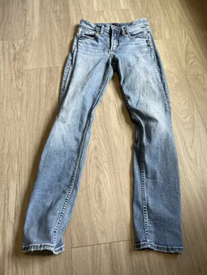 Silver Jeans Light Wash Women’s Straight Leg Jeans thumbnail 1