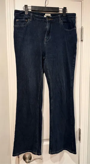 L.L.Bean Size 8 Regular Classic Fit Bootcut Stretch Dark Wash Denim Jeans thumbnail 1