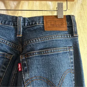 Levi's Premium Wedgie High‎ Rise Jeans Distressed Ripped Knee Dark Denim Size 28 thumbnail 4