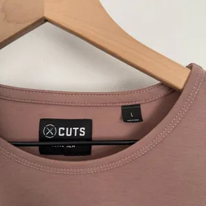Cuts Men’s Large AO Long Sleeve Curve Hem‎ Tee Mauve Pink Workout Active thumbnail 4