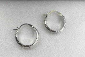 Polished Metal Texture Silver Hoop Earrings for Women thumbnail 1