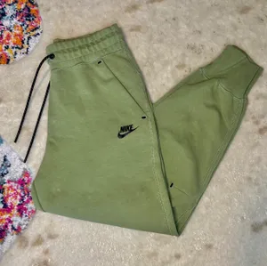 Nike Tech Joggers thumbnail 1