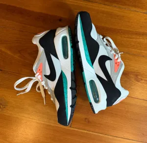 Nike tennis shoes thumbnail 1