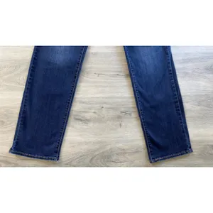 Levis 505 Women's Size 8 Straight Leg Mid Rise Dark Wash Stretch Denim Jeans thumbnail 2