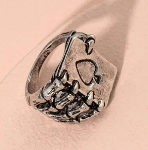 Skeleton hand with playing card ring thumbnail 2