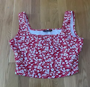 Red Floral Crop Top Size M thumbnail 1