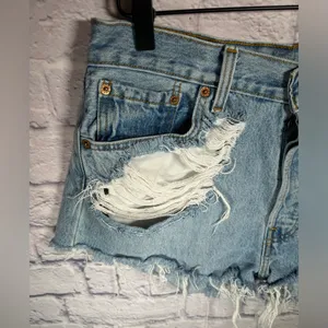 Women’s size 28 distressed ripped‎ denim Levi’s 501 Jean Shorts thumbnail 2
