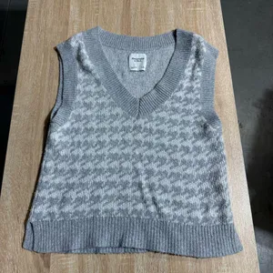 Abercrombie & Fitch Gray Houndstooth Knit Sweater Vest Size Small EUC thumbnail 5