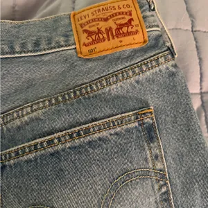 Levi's 501 Women's Denim Shorts Size 33 thumbnail 3