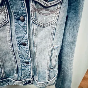Abercrombie and Fitch women’s jacket cropped denim Size M Medium Blue Distressed thumbnail 3
